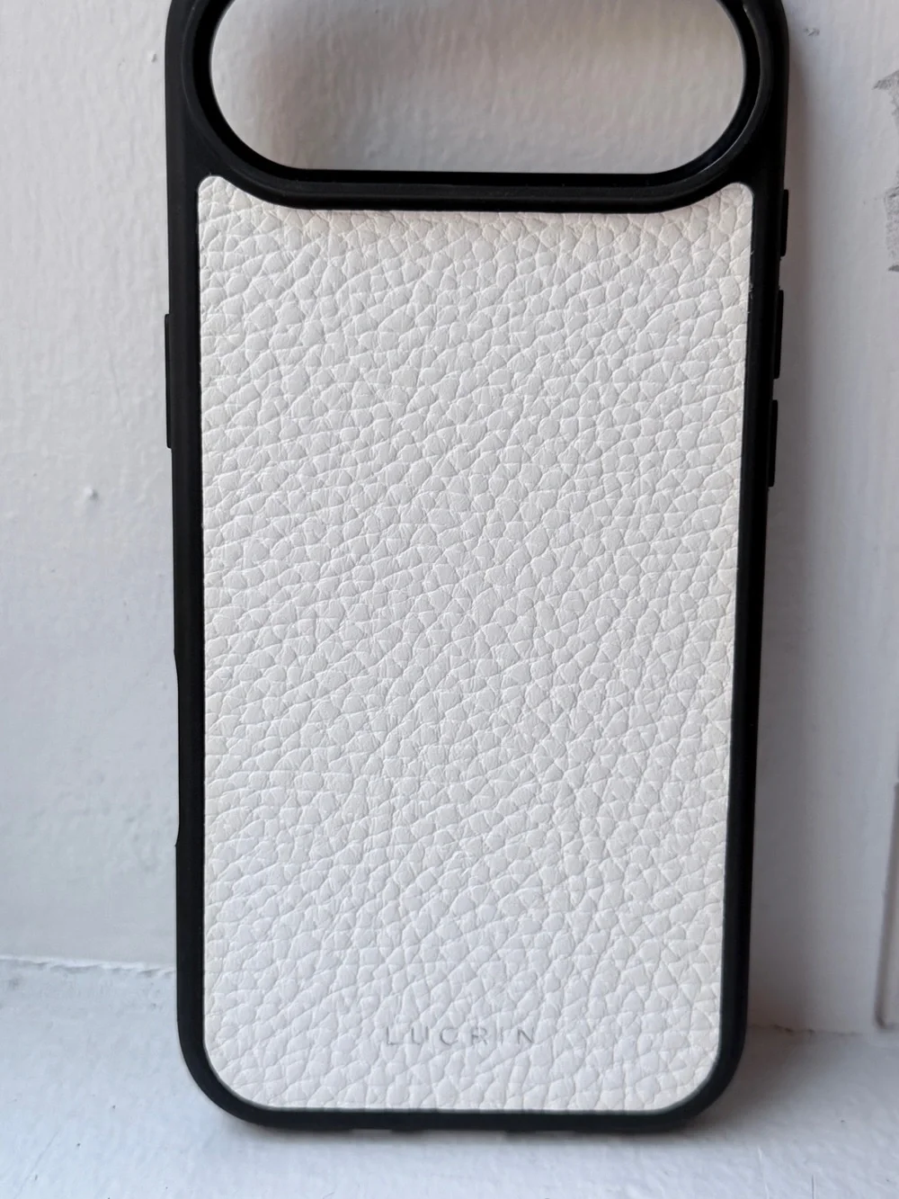 LUCRIN - White Leather-Peble. Le Phone Case with Black Frame